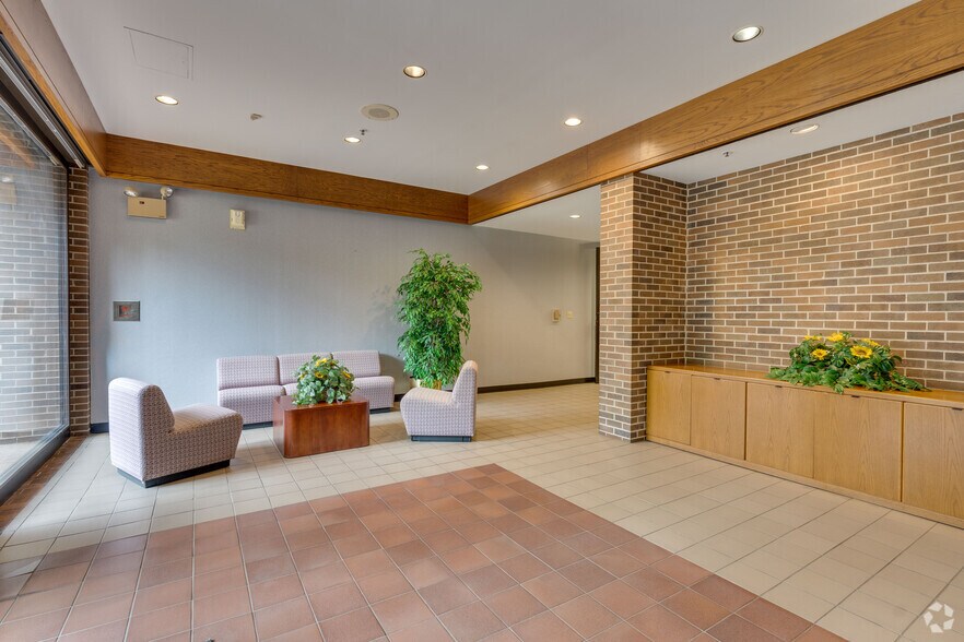 More Photos Of 2000 S Batavia Ave, Geneva Office For Lease