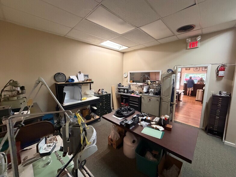More Photos Of 154 Market Sq, Newington Storefront Retail Office For Lease