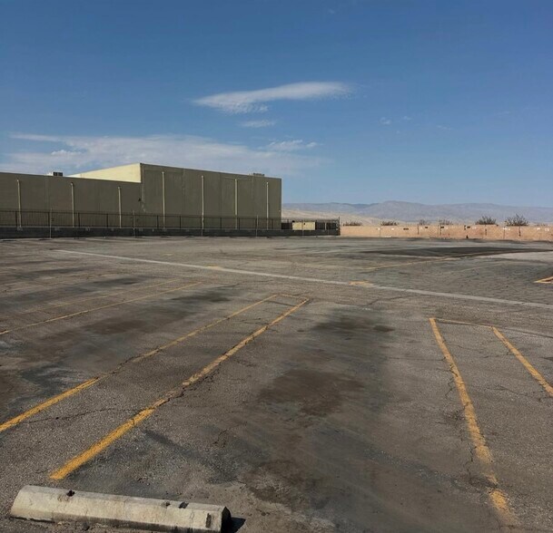 More Photos Of 5006 E Calle San Raphael, Palm Springs Service For Lease