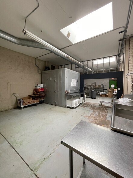 More Photos Of 3026-3030 W Carroll Ave, Chicago Warehouse For Lease