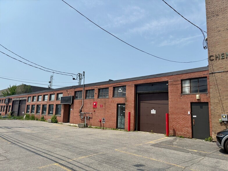 More Photos Of 5579-5581 Rue Paré, Mt Royal Freestanding For Lease