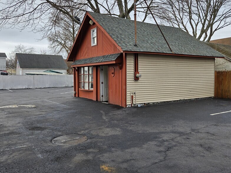 More Photos Of 46 Woodcleft Ave, Freeport Restaurant For Sale