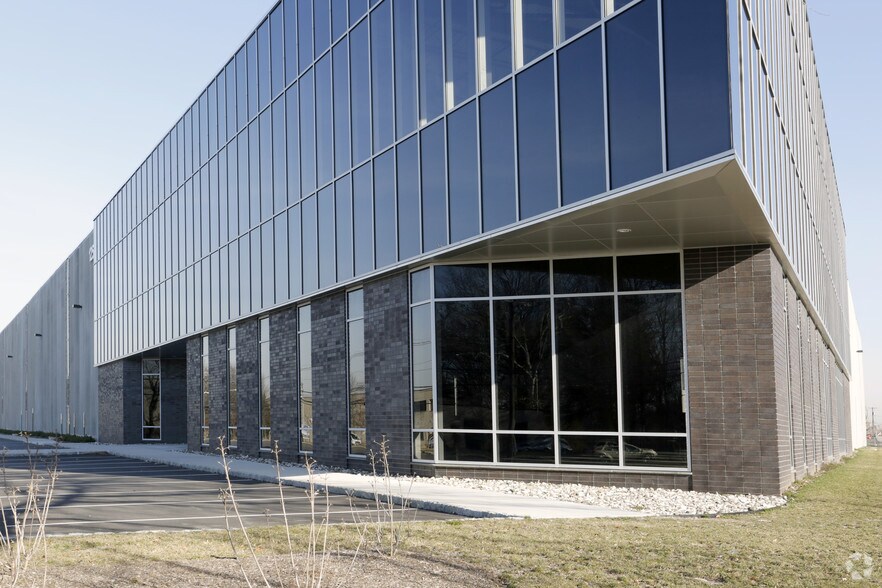 More Photos Of 125 North St, Teterboro Warehouse For Lease