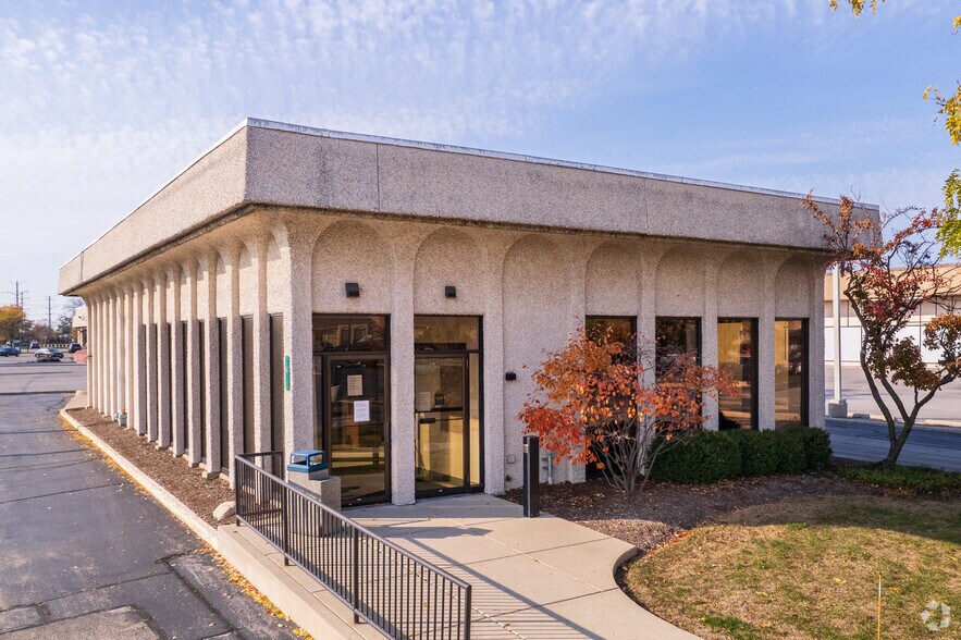 More Photos Of 2640 Golf Rd, Glenview Unknown For Lease