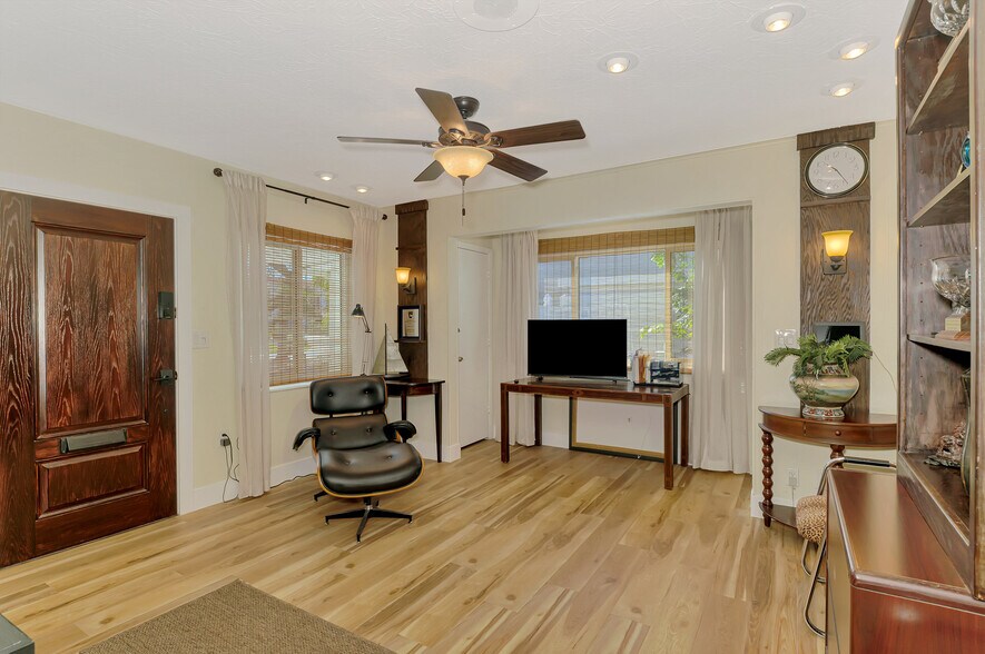 More Photos Of 400 Nokomis Ave S, Venice Specialty For Sale