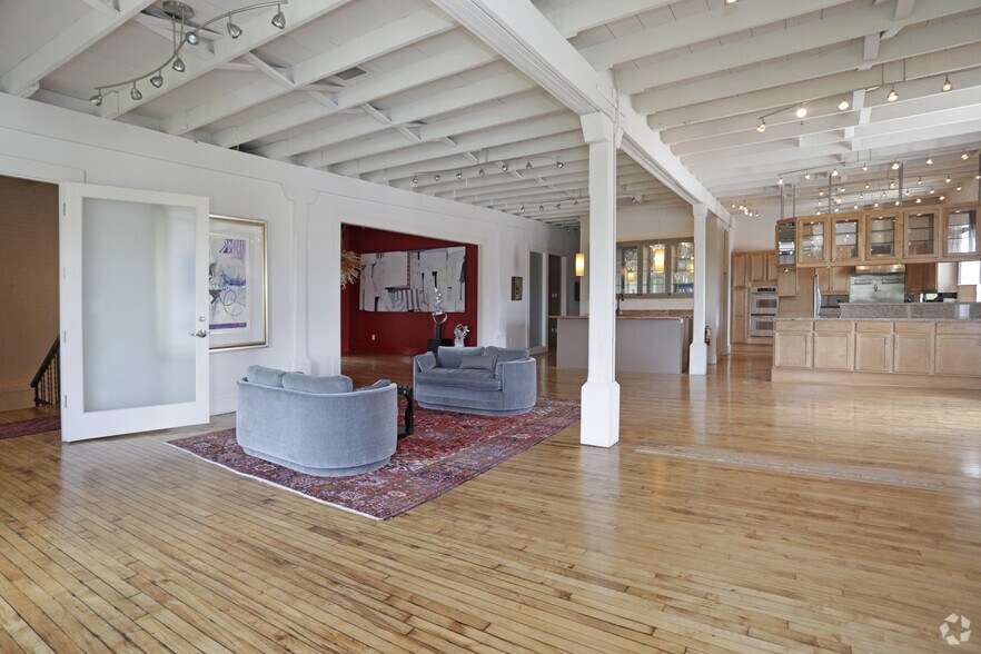 More Photos Of 2409 Commerce St, Houston Freestanding For Lease