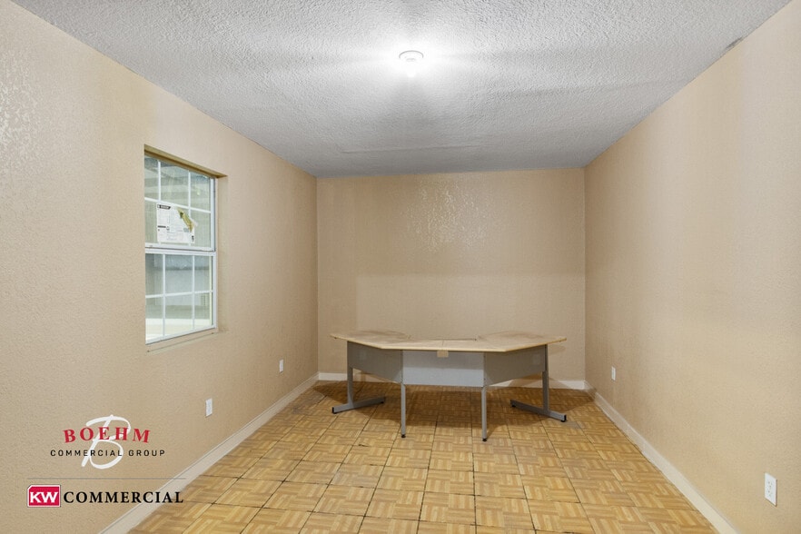 More Photos Of 100 Lupita Cir, Del Rio Distribution For Sale