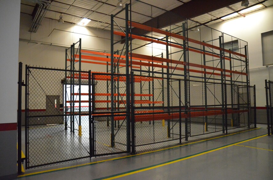 More Photos Of 18155 Chisholm Trl, Houston Warehouse For Lease