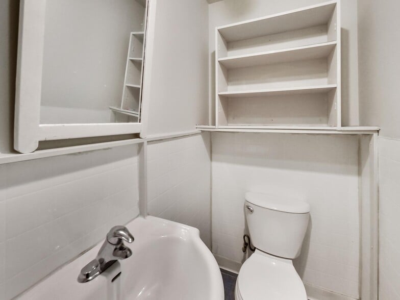 More Photos Of 443 Wentworth St N, Hamilton Storefront Retail Residential For Sale