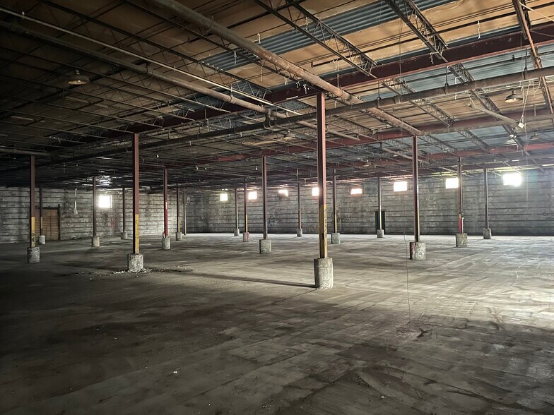 More Photos Of 3455 Empire Blvd SW, Atlanta Warehouse For Sale