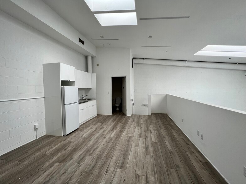 More Photos Of 1633-1639 Electric Ave, Venice Light Manufacturing For Lease