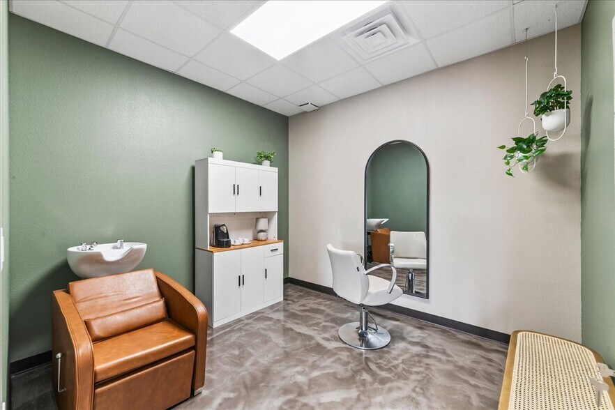 More Photos Of 566 Barton Blvd, Rockledge General Retail For Lease