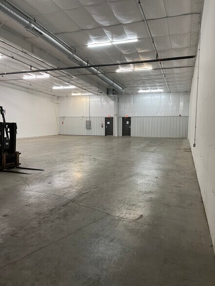More Photos Of 1201-1221 NW Pamela Blvd, Grain Valley Warehouse For Lease