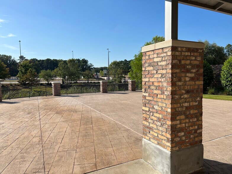 More Photos Of Camp Forbing, Shreveport Storefront Retail Office For Lease