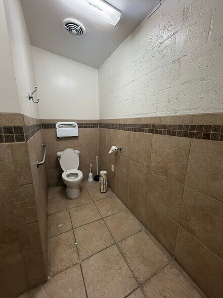 More Photos Of 1032 E Compton Blvd, Compton Storefront For Lease