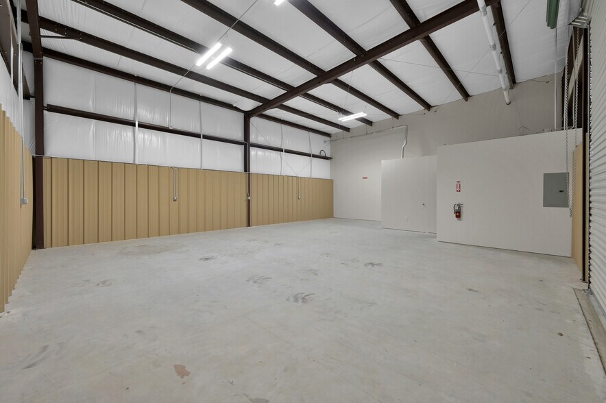More Photos Of 503 Hufsmith, Tomball Warehouse For Lease