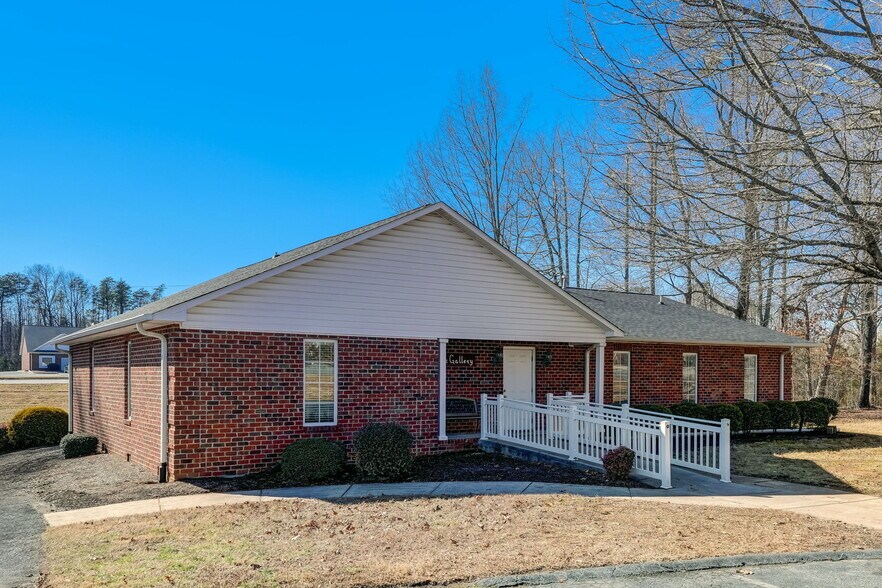 More Photos Of 1418 Freeway Dr, Reidsville Freestanding For Sale