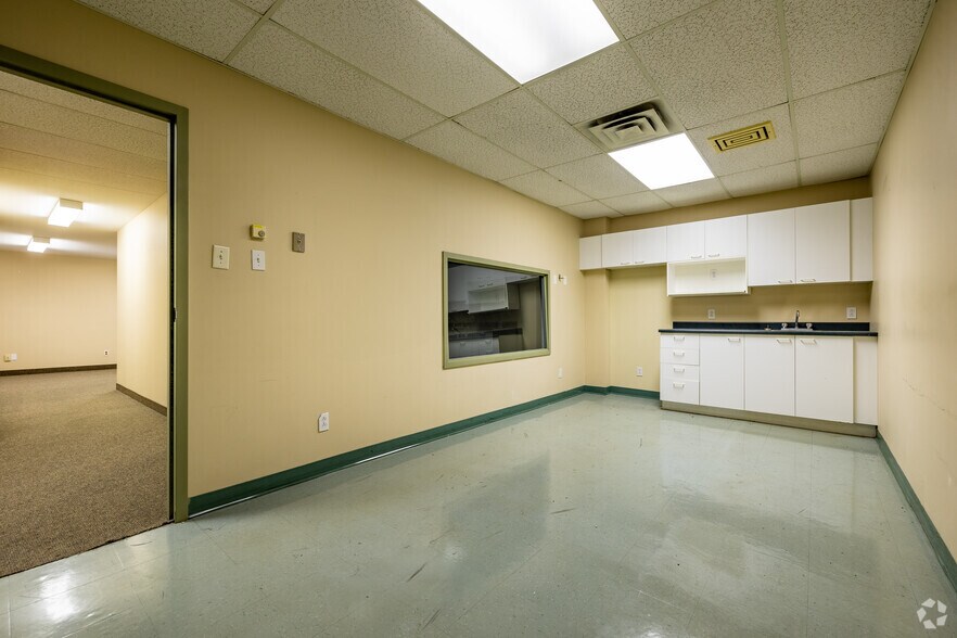 More Photos Of 800 Boul Chomedey, Laval Medical For Lease