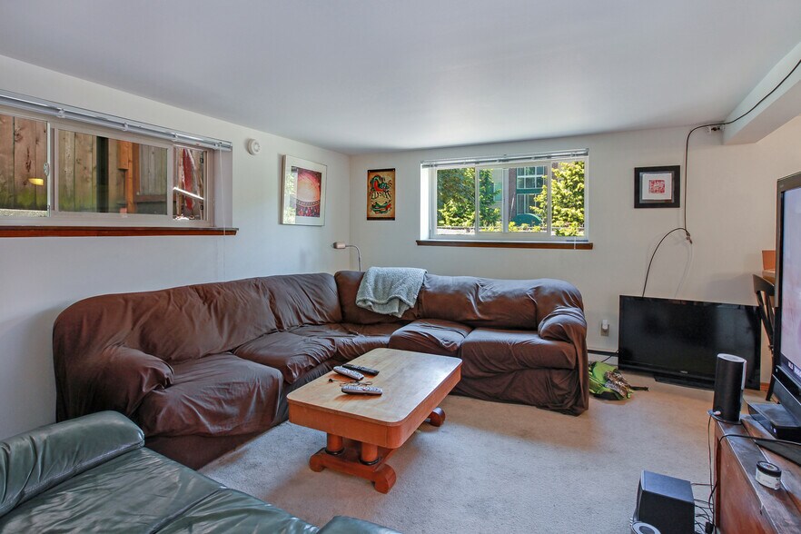 More Photos Of 5030 15th Ave NE, Seattle Apartments For Sale