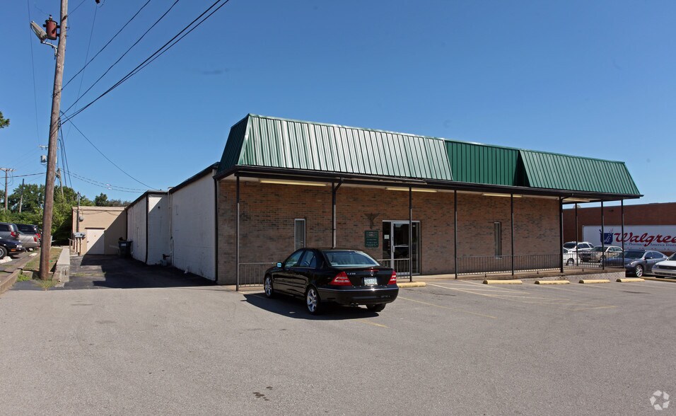 More Photos Of 2121 Wilma Rudolph Blvd, Clarksville General Retail For Lease