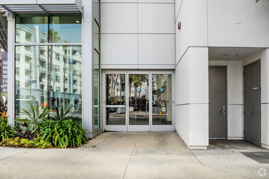 More Photos Of 5070 Wilshire Blvd, Los Angeles Auto Dealership For Lease