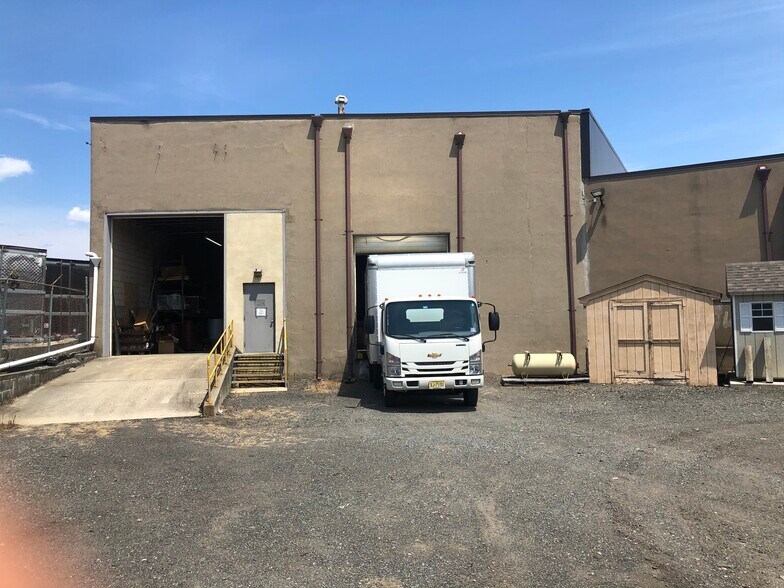 More Photos Of 60 5th Ave, Hawthorne Industrial For Lease