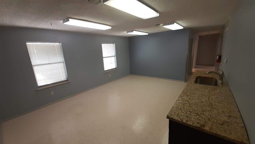 More Photos Of 1011 W San Antonio St, Lockhart Medical For Lease