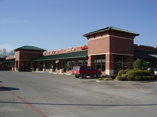 More Photos Of 300-318 S Main St, Weatherford Unknown For Lease