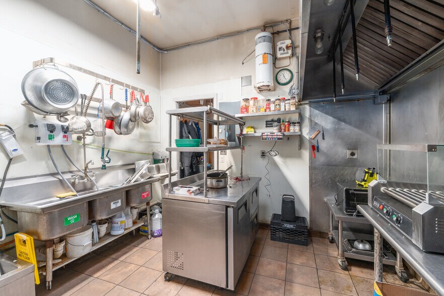 More Photos Of 30-32 Front St, Greenport Storefront Retail Residential For Sale