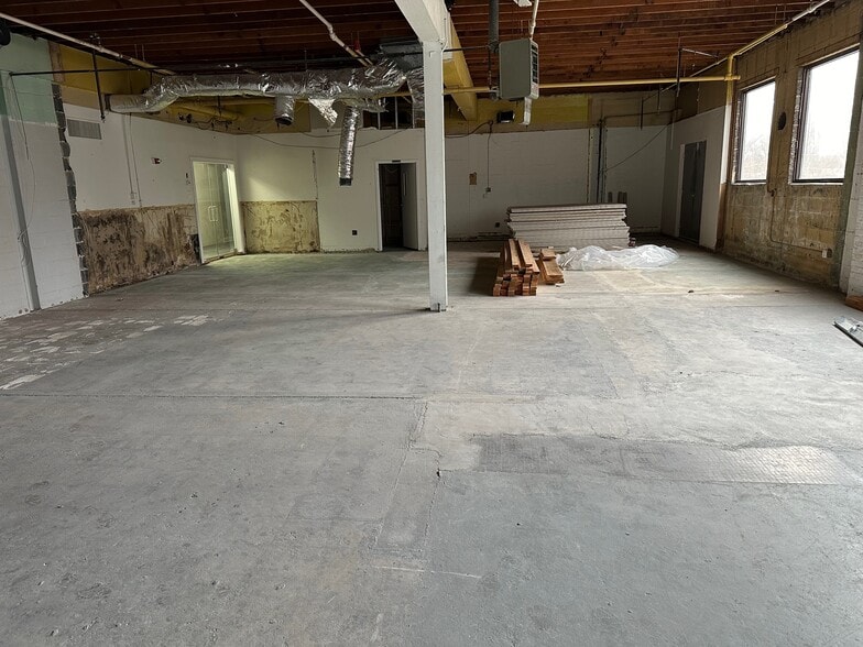More Photos Of 19 Willard Rd, Norwalk Warehouse For Lease