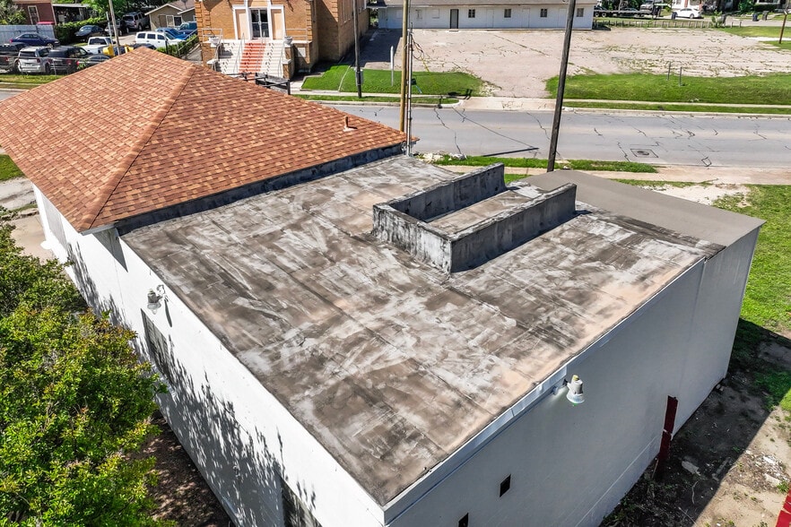 More Photos Of 2100 Azle Ave, Fort Worth Storefront For Sale