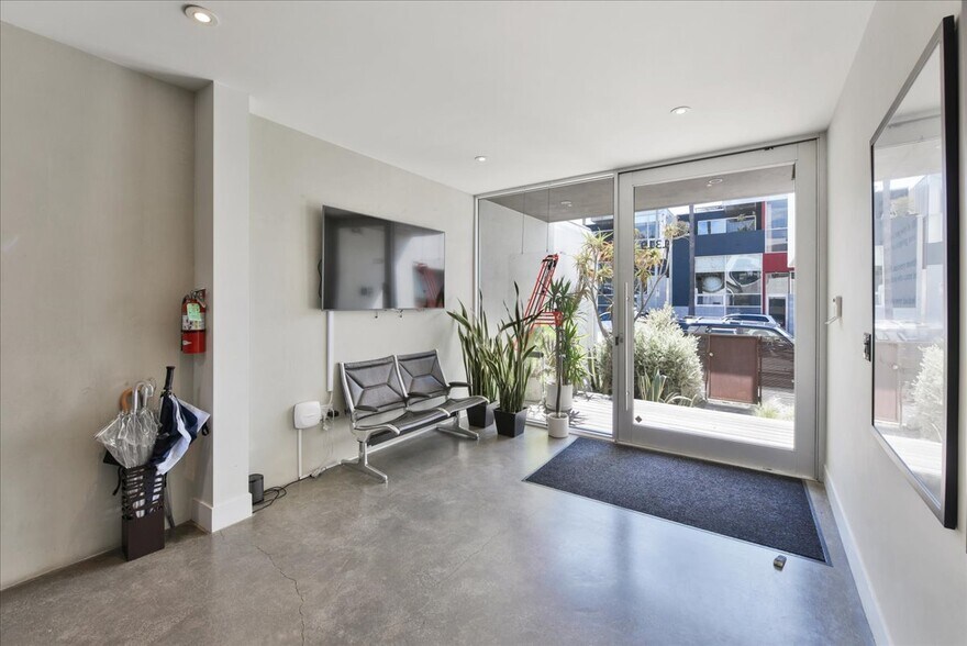 More Photos Of 1319 Abbot Kinney Blvd, Venice Loft Creative Space For Lease