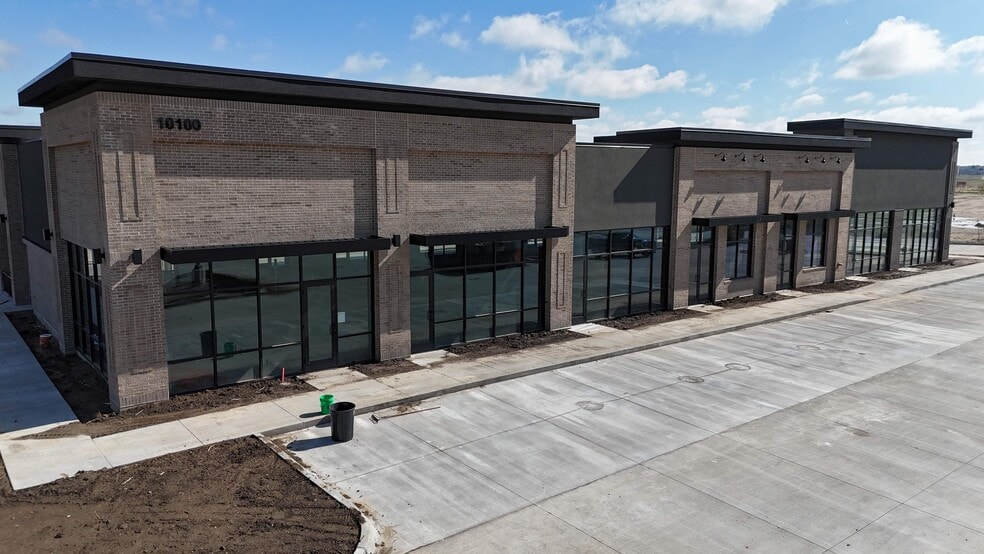 More Photos Of 10100 Plum Dr, Urbandale Restaurant For Lease