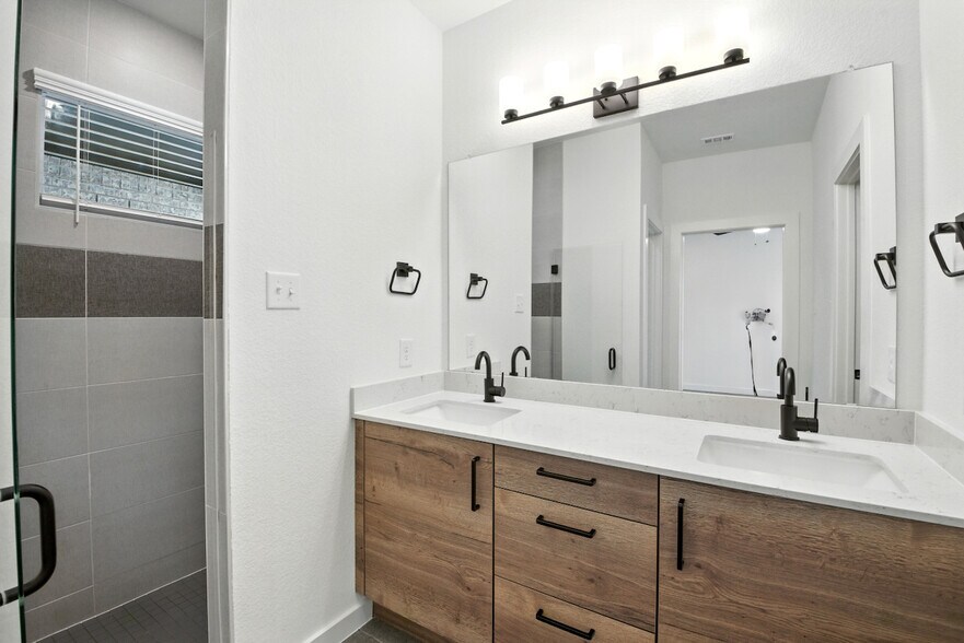 More Photos Of 1805 N Peach Creek Dr, Dayton Apartments For Sale