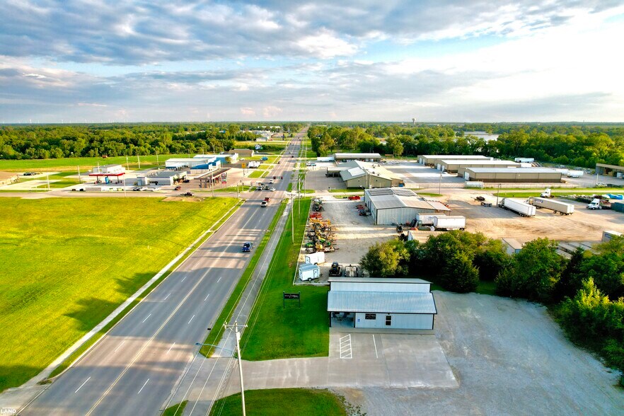 More Photos Of 1915 S Santa Fe Ave, Chanute Office For Sale