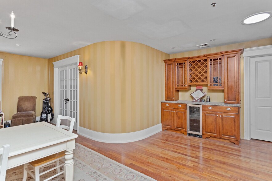 More Photos Of 466 Church St, Hamilton Office For Sale