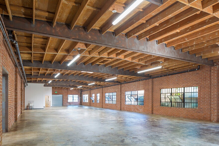 More Photos Of 1458 E 58th Pl, Los Angeles Showroom For Lease