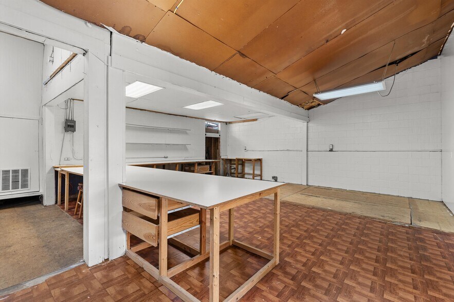 More Photos Of 605 E Broadway St, Jefferson General Retail For Sale