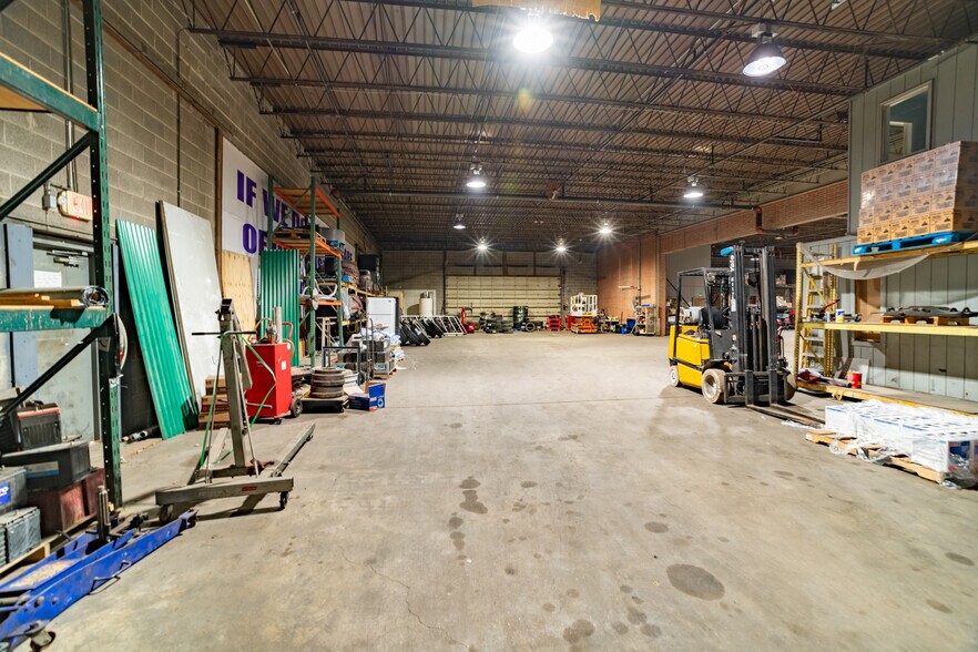 More Photos Of 125-127 Byassee Dr, Hazelwood Warehouse For Lease