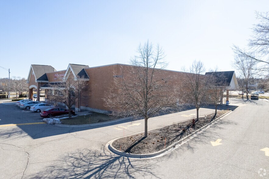 More Photos Of 140 S Milford Rd, Milford Drugstore For Lease