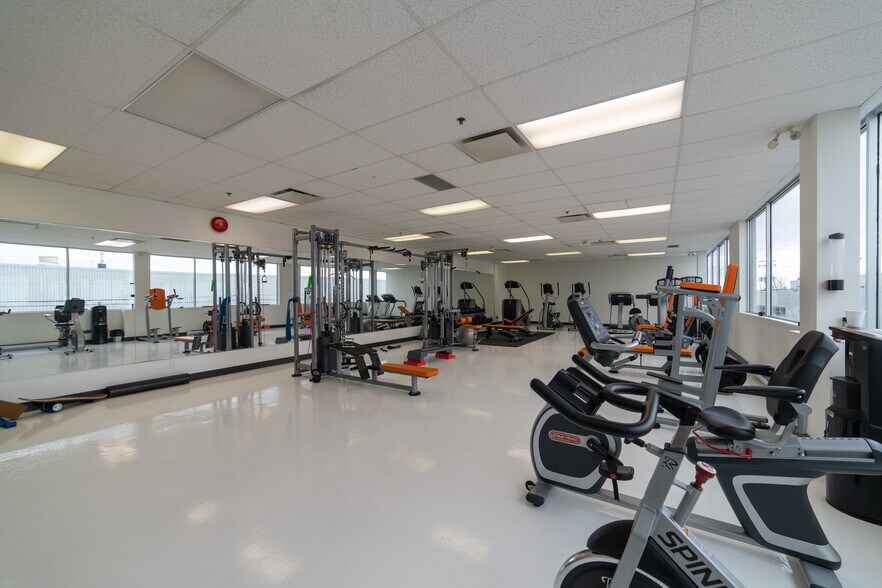 More Photos Of 2425 Pitfield, Montréal Flex For Lease