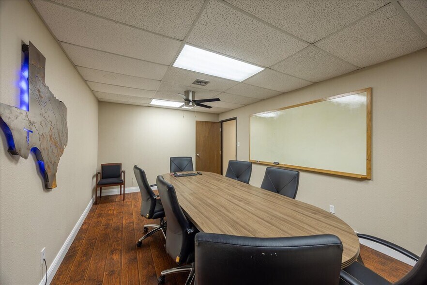 More Photos Of 812 Lexington Dr, Plano Office For Sale