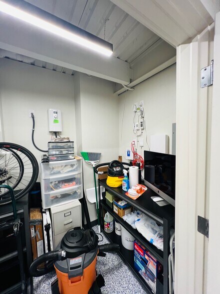 More Photos Of 805 NW 72nd St, Oklahoma City Self Storage For Sale