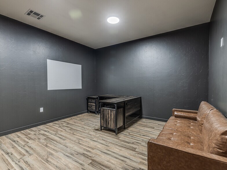 More Photos Of 7312 NW 164th St, Edmond Warehouse For Sale