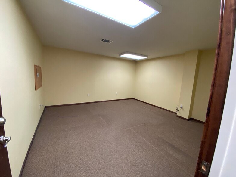 More Photos Of 11115 Neeshaw Dr, Houston Warehouse For Lease