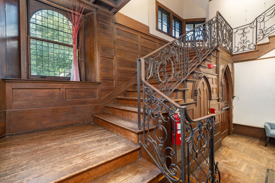 More Photos Of 190 Camp Hill Rd, Fort Washington Religious Facility For Lease