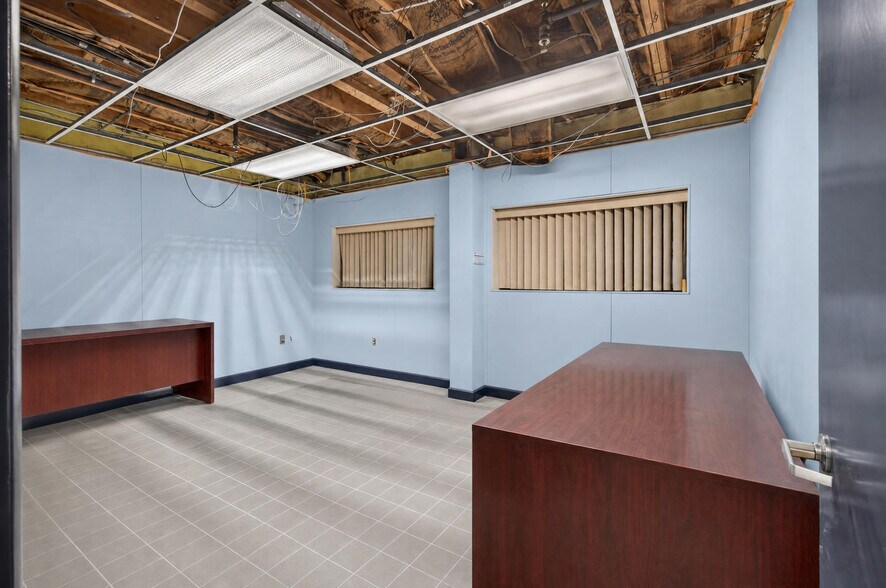 More Photos Of 211 Mill St, Springport Light Distribution For Sale