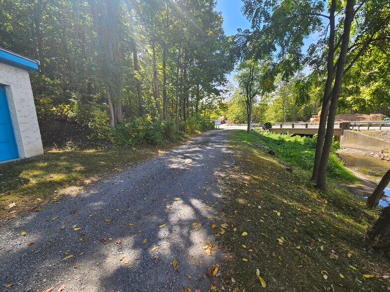 More Photos Of 126 Milk Shake Aly aly, Duncansville Flex For Lease