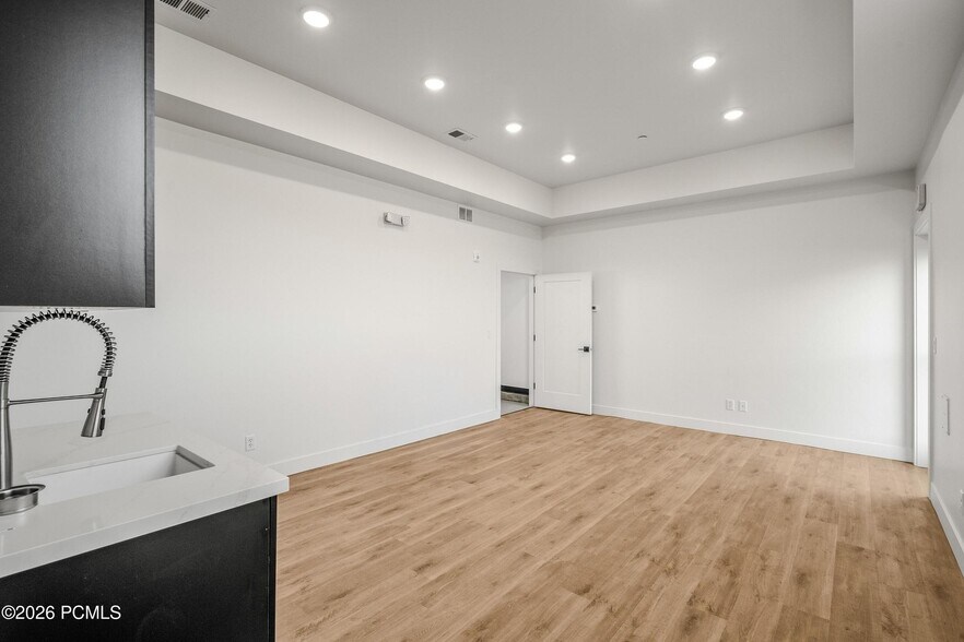 More Photos Of 4554 Forestdale Dr, Park City Showroom For Sale