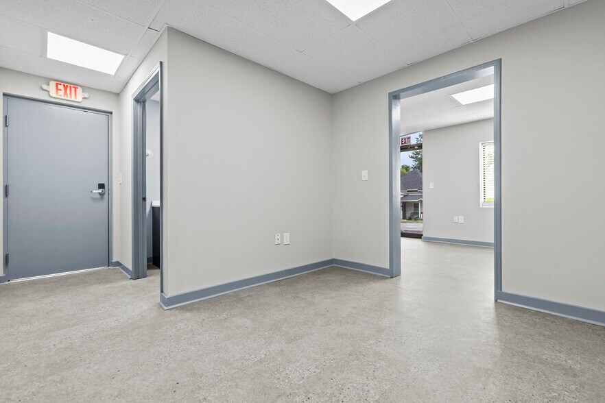 More Photos Of 506 N Main St, Winchester Light Distribution For Sale